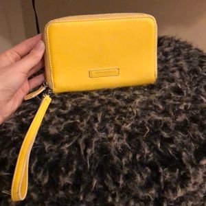 Very Bradley 6in yellow clutch/wristlet